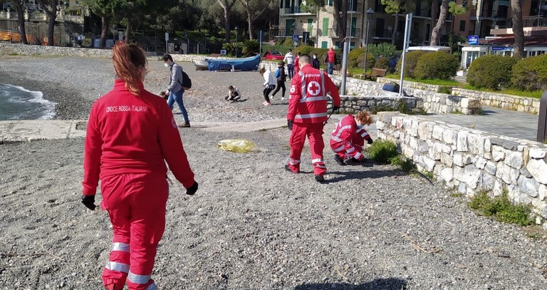 Pulizia spiagge Portovenere Croce Rossa