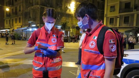 Gel sanificanti volantini giovani Croce Rossa La Spezia