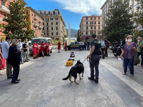Croce Rossa forze dell'ordine simulazione cani antidroga